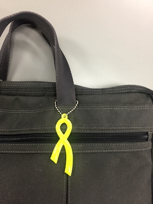 イエローリボン型リフレクターキーチェーンを鞄につけた状態