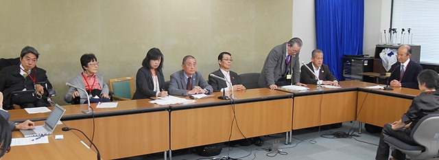 厚生労働記者会での会見の様子