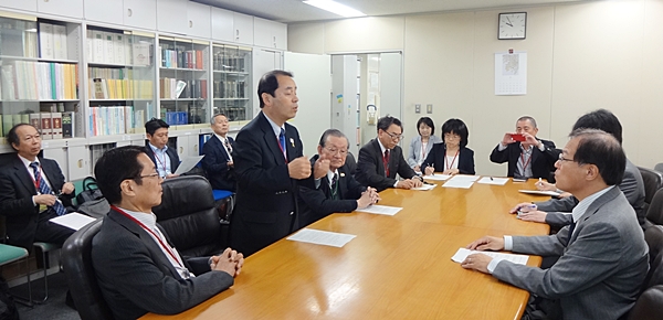 厚生労働省への要望書の提出（障害保健福祉部長と懇談）