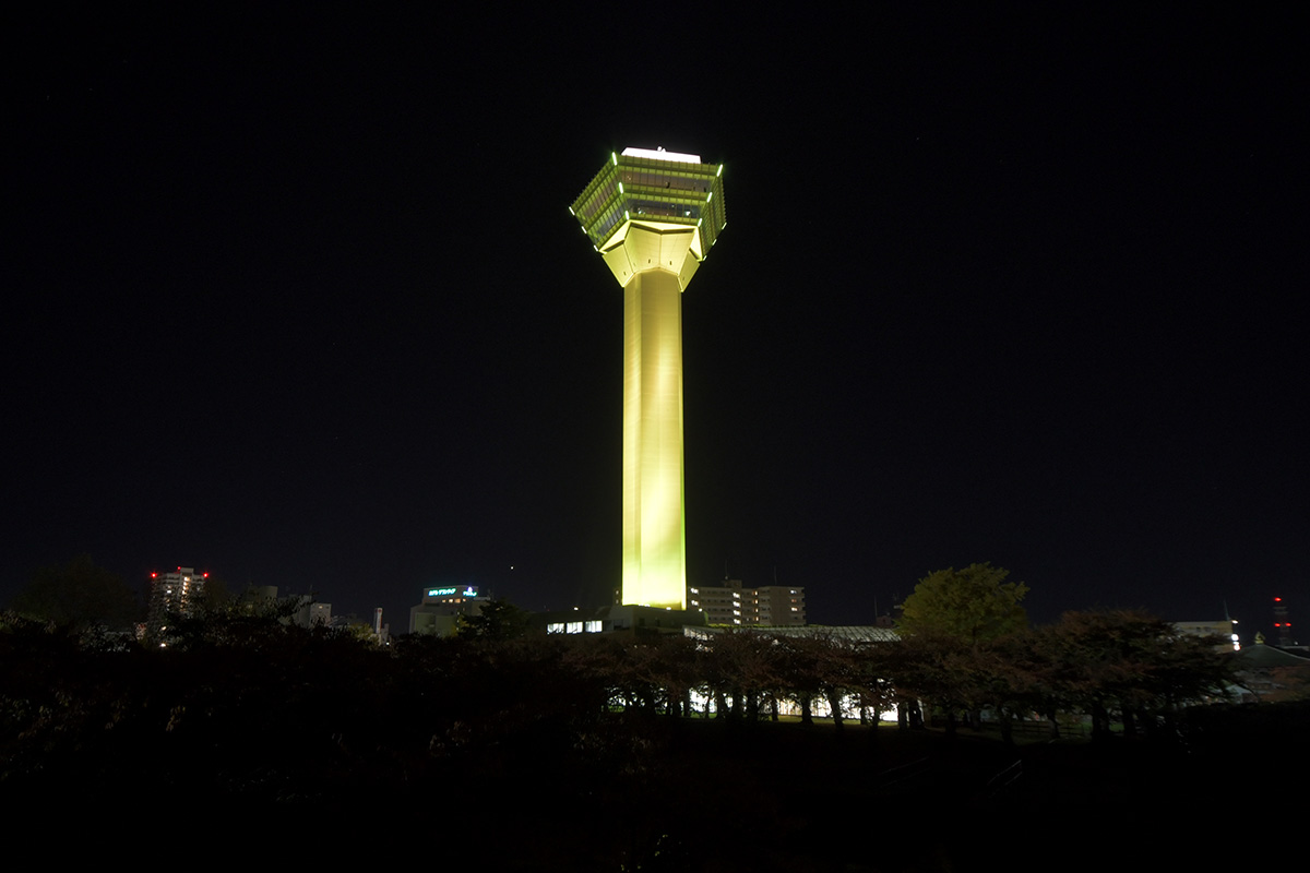 2021年五稜郭タワーのイエローライトアップ