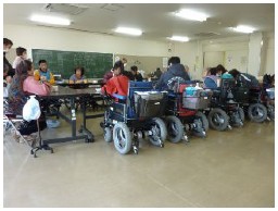 ��������̉�̗��p�҂����A��Q�ҕ����Z���^�[�֔����ʐ^